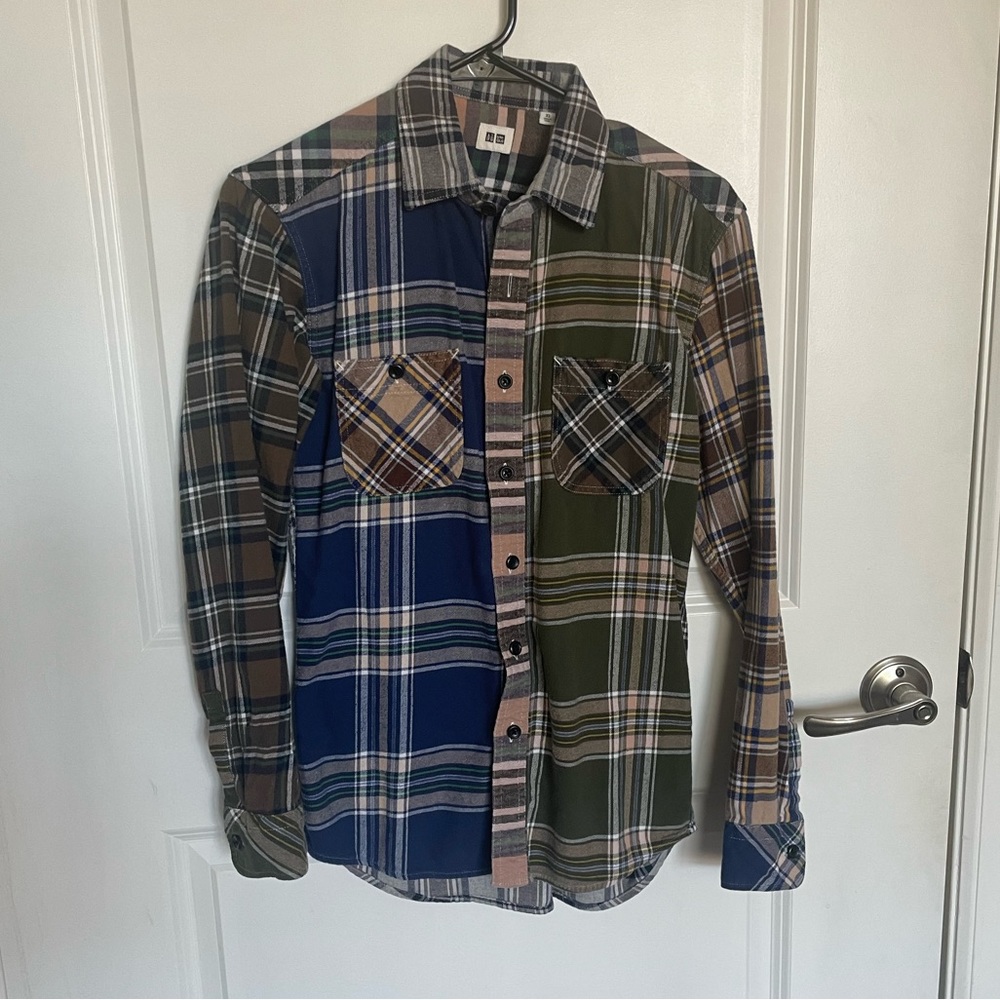 Uniqlo flannel plaid button up long sleeve shirt